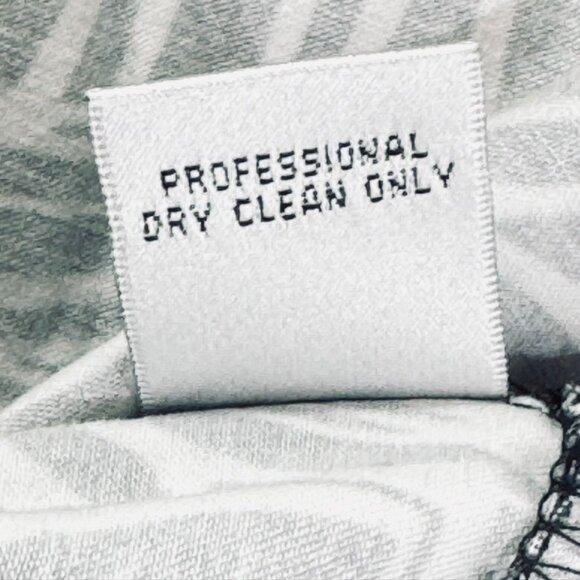 CACHE Women's Shorts Polyester Geometric Black White Wide banded Waist Size 4 - Picture 9 of 10